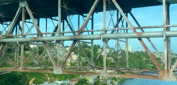Tapones en “Puente de la 17” son peores; huecos y muros fuera de lugar dificultan el tránsito
