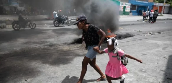 Haití: Miles de niños sin escuela por la guerra entre bandas