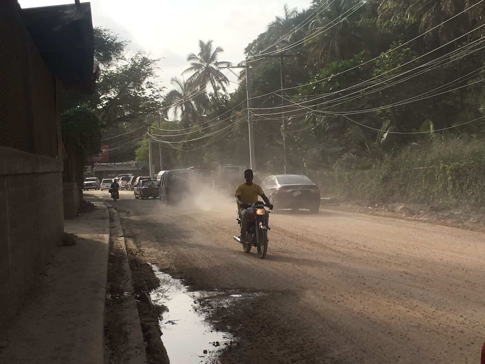 Manoguayabo se hunde en el polvo ante retraso en reconstrucción avenida Los Beisbolistas