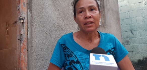 Madre del pastor asesinado en Villa Altagracia junto a su esposa espera ayuda del gobierno