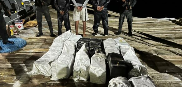 Detienen tres y confiscan 494 paquetes presumiblemente cocaína en Peravia