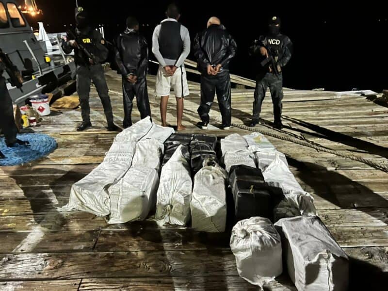 Detienen tres y confiscan 494 paquetes presumiblemente cocaína en Peravia