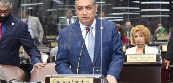 Congreso aprueba reconocimiento al pediatra Juan Tapia Mendoza