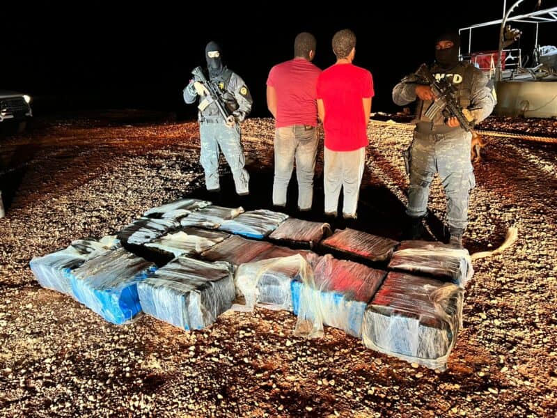 Arrestan dos dominicanos con 430 paquetes presumiblemente cocaína próximo a Isla Beata