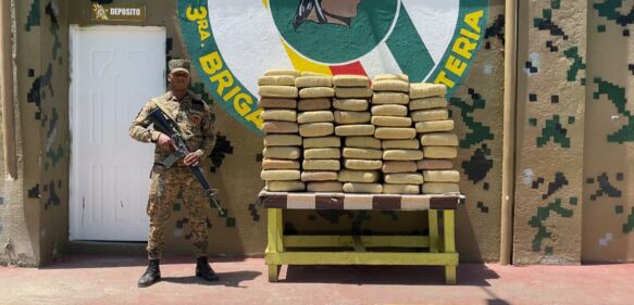 Hieren oficial del ejército al detener camión cargado de presunta marihuana en San Juan