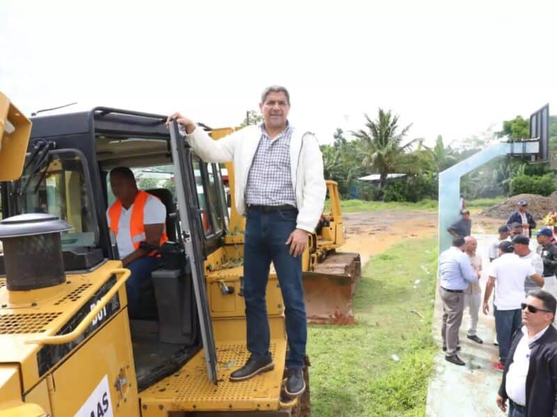 Ministro de Agricultura inicia reparación 20 kilómetros de caminos vecinales en Hato Mayor
