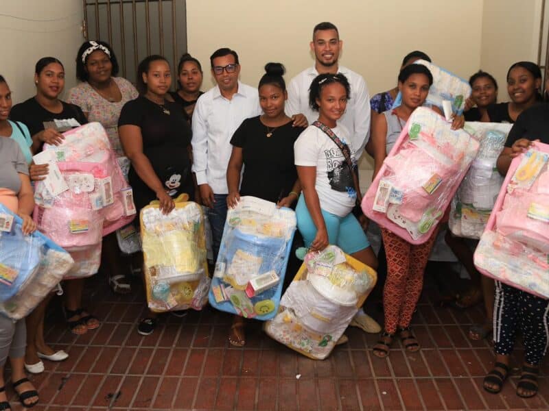 “Fundación Trabajando por el Prójimo” entrega canastillas y bonos a embarazadas en SDO