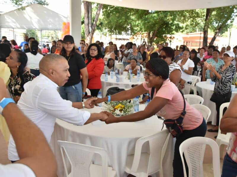Diputado Juan Carlos Echavarría celebra con las madres en SDE