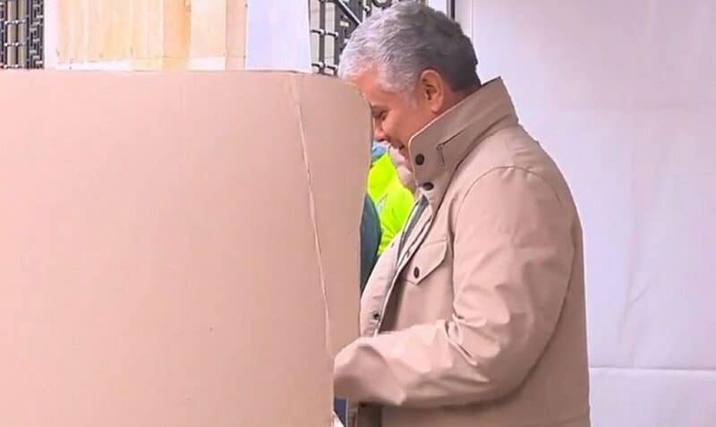 Iván Duque vota y pide a los colombianos ir a las urnas “sin odio”
