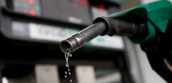 Precio promedio de la gasolina en EE.UU. alcanza los 4,71 dólares por galón