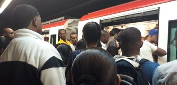 Evacúan pasajeros del Metro en estación Casandra Damirón por fuerte humareda