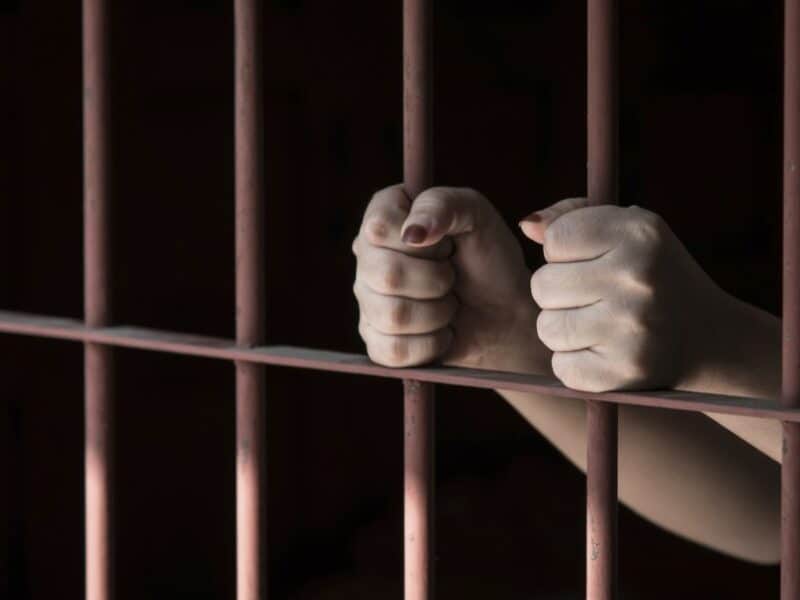 Condenan a cinco años de prisión a mujer que agredió a su pareja en San Pedro de Macorís