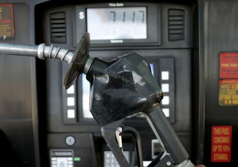 Puerto Rico suspende impuesto sobre gasolina ante alza de precio