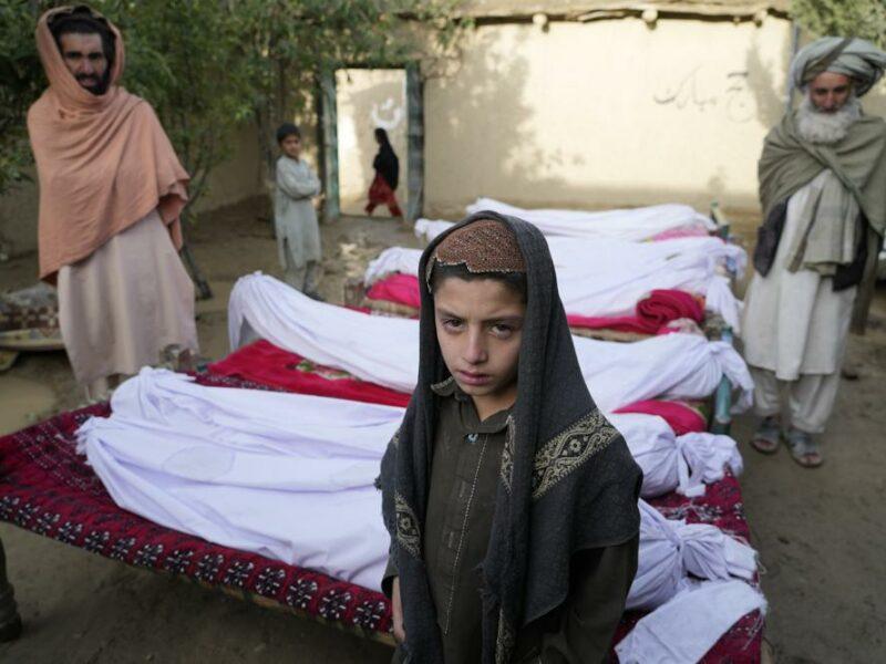Afganos sepultan a muertos, buscan sobrevivientes tras sismo