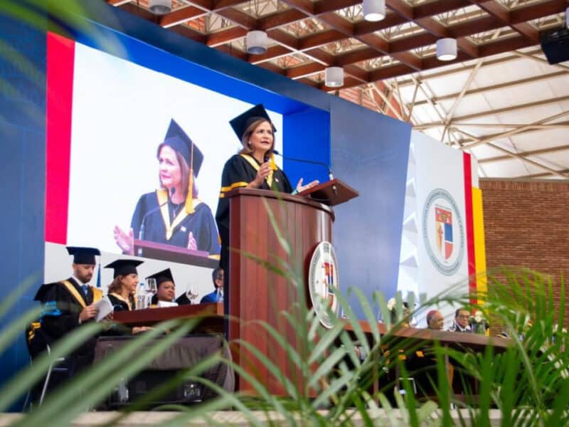 Vicepresidenta motiva a los graduandos de la PUCMM a definir sus propósitos de vida