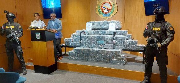 Apresan a dos dominicanos con 371 paquetes presumiblemente cocaína en Peravia