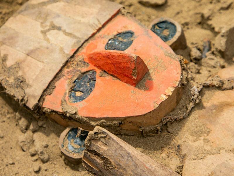 Hallan escultura de madera en perfecto estado en zona arqueológico de Chan Chan, Perú