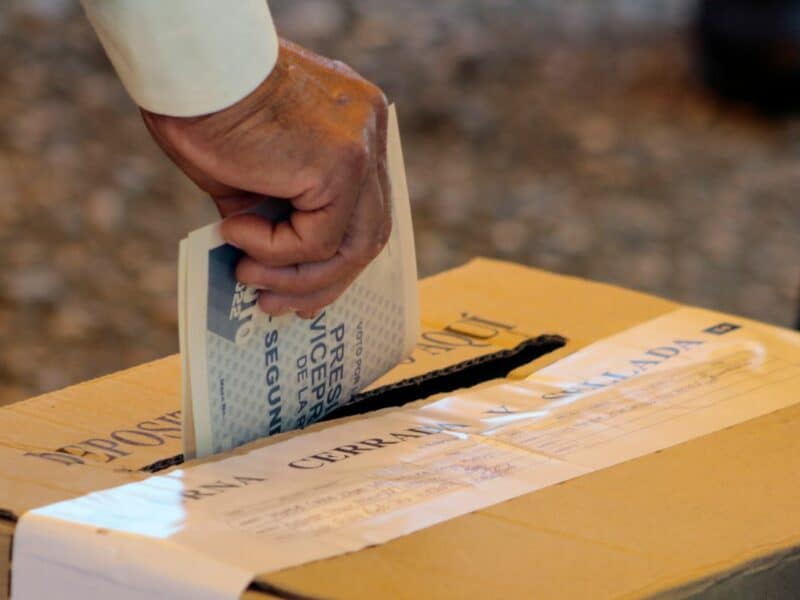 Cierran mesas electorales en Colombia y comienza el preconteo electoral