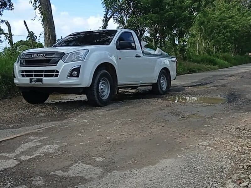 Piden terminación y reparación de carretera en comunidades de Cabrera y Río San Juan