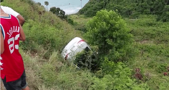 Cae vehículo por la “Vuelta de Gabino” en Barahona