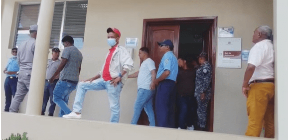 Agentes de la Policía Nacional vinculados a supuesto “tumbe” en Barahona regresan a prisión