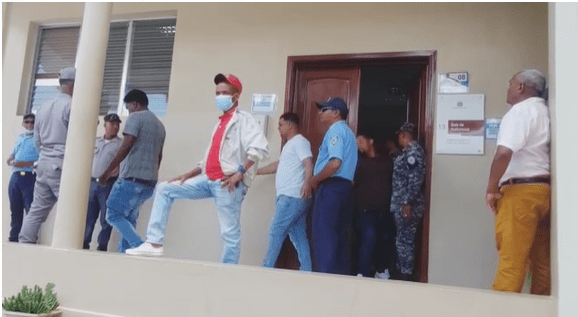Agentes de la Policía Nacional vinculados a supuesto “tumbe” en Barahona regresan a prisión