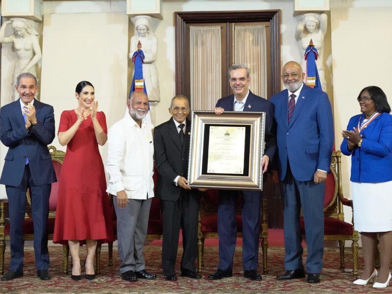 Presidente Luis Abinader y ministro Roberto Fulcar entregan Medalla a la Excelencia Magisterial 202