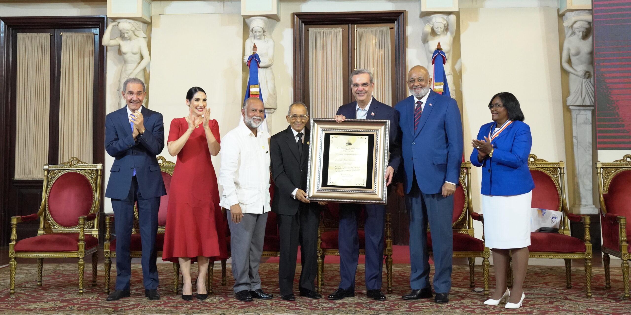 Presidente Luis Abinader y ministro Roberto Fulcar entregan Medalla a la Excelencia Magisterial 202