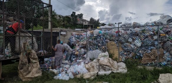Comunitarios evitan que unas 4 toneladas de plástico lleguen a orillas del río Isabela
