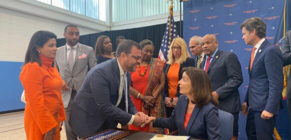 Gobernadora de NY firma  Ley en contra de la violencia armada, iniciativa del Senador Sepúlveda