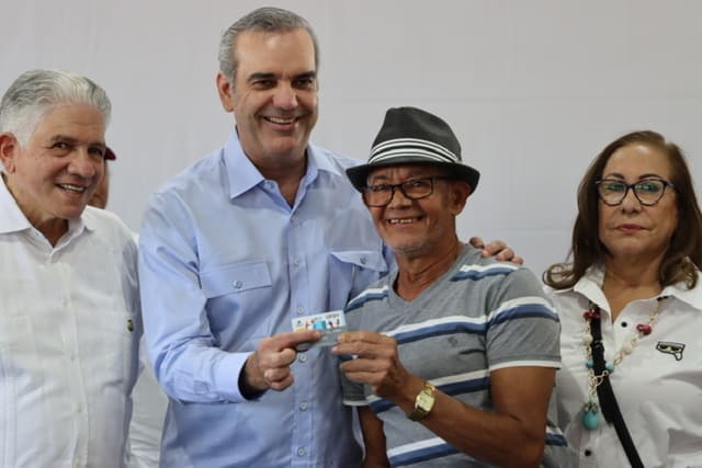 Presidente Abinader supervisa jornada de inclusión de nuevas familias Supérate en Santiago