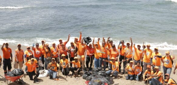 ¡Por los océanos! Defensa Civil realiza gran jornada de limpieza de costas en varios puntos del país!