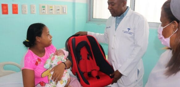 Hospital Materno Infantil San Lorenzo de Los Mina, entrega cargadores para bebé a madres parturientas