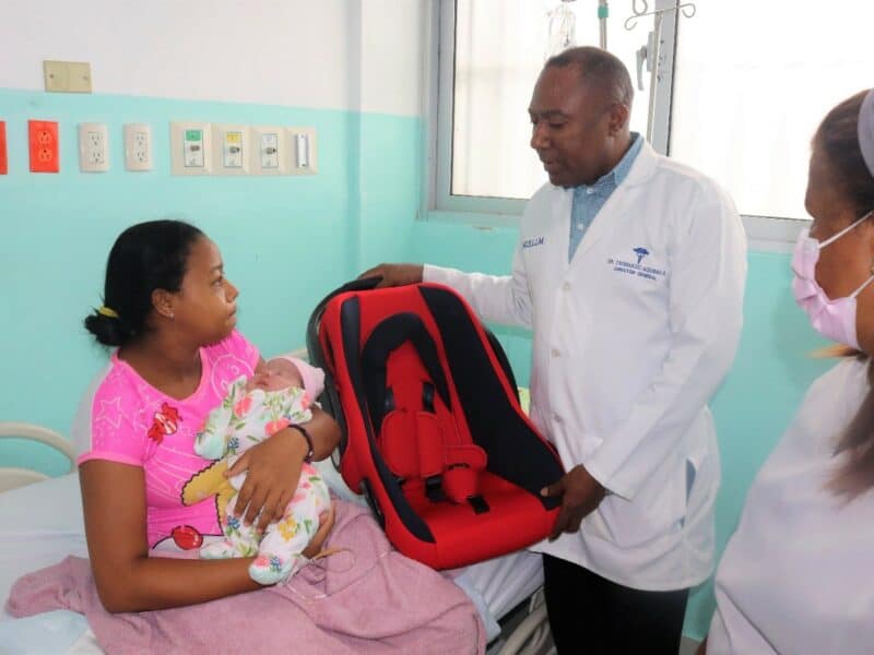 Hospital Materno Infantil San Lorenzo de Los Mina, entrega cargadores para bebé a madres parturientas