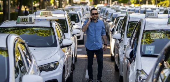 Taxistas protestan por normas para servicios por app en Madrid