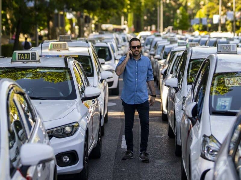 Taxistas protestan por normas para servicios por app en Madrid