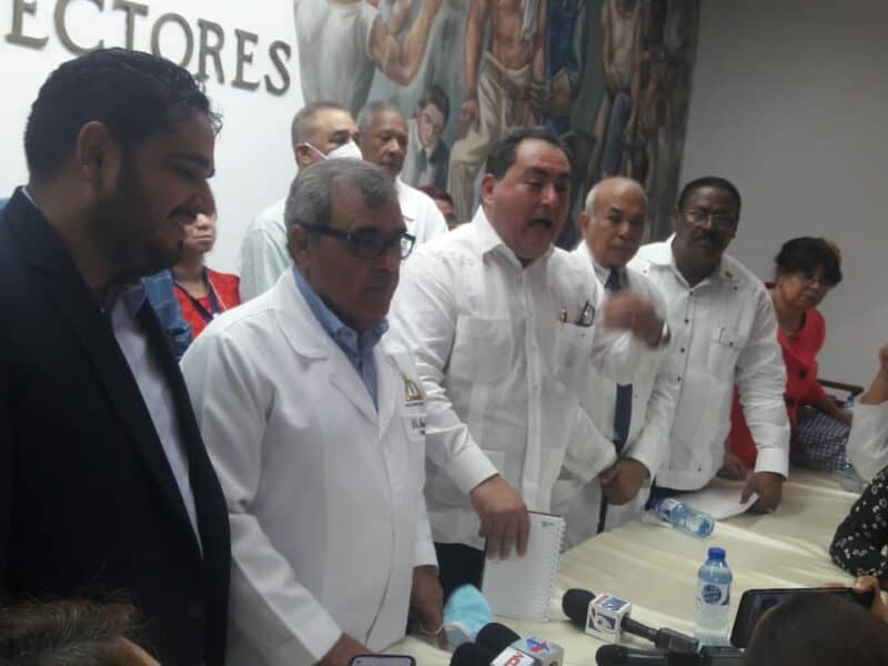 Médicos del Hospital Salvador B Gautier levantan paro tras acuerdo con el SNS