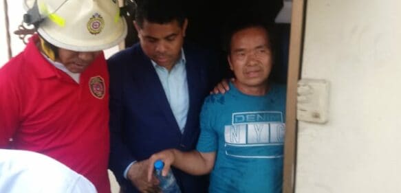 Autoridades logran bajar Chino del techo de una cabaña que intentaba lanzarse