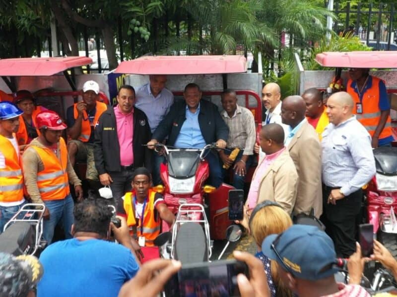 Alcalde Carlos Guzmán presenta moderna y nueva flotilla de motocicletas