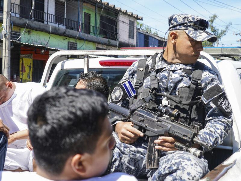 Bukele promete “arreciar la guerra contra las pandillas” en El Salvador después del asesinato de tres policías