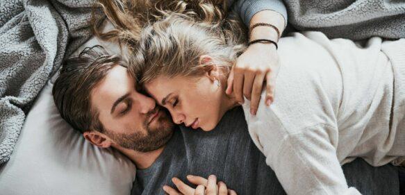 Dormir en pareja ayuda a combatir la depresión y el estrés, según estudio