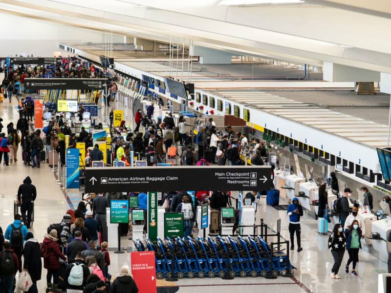 Estados Unidos quitará el test covid para viajeros que lleguen por avión