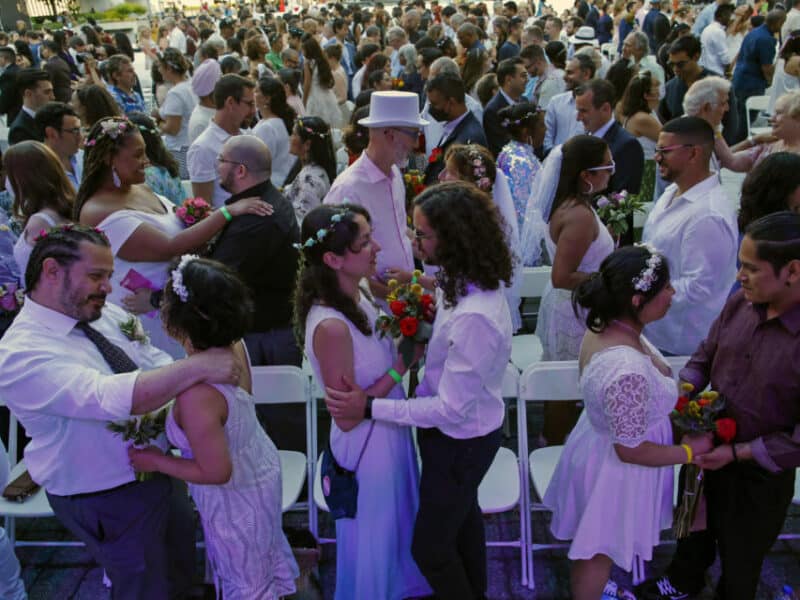 Se casan 500 parejas de Nueva York tras bodas afectadas por la pandemia