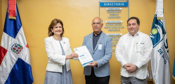 Vicepresidenta entrega reparación de techo del Hospital Darío Contreras