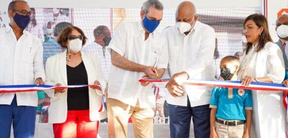 El presidente Luis Abinader y el ministro Roberto Fulcar inauguran escuela en Sabana Perdida