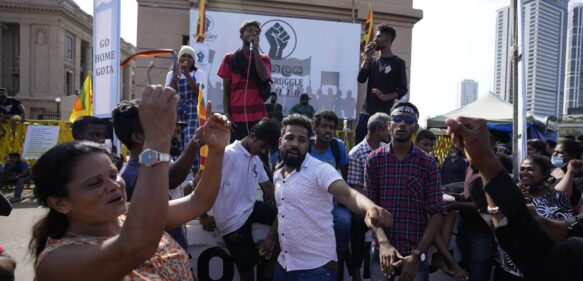 Presidente de Sri Lanka huye del país en colapso económico
