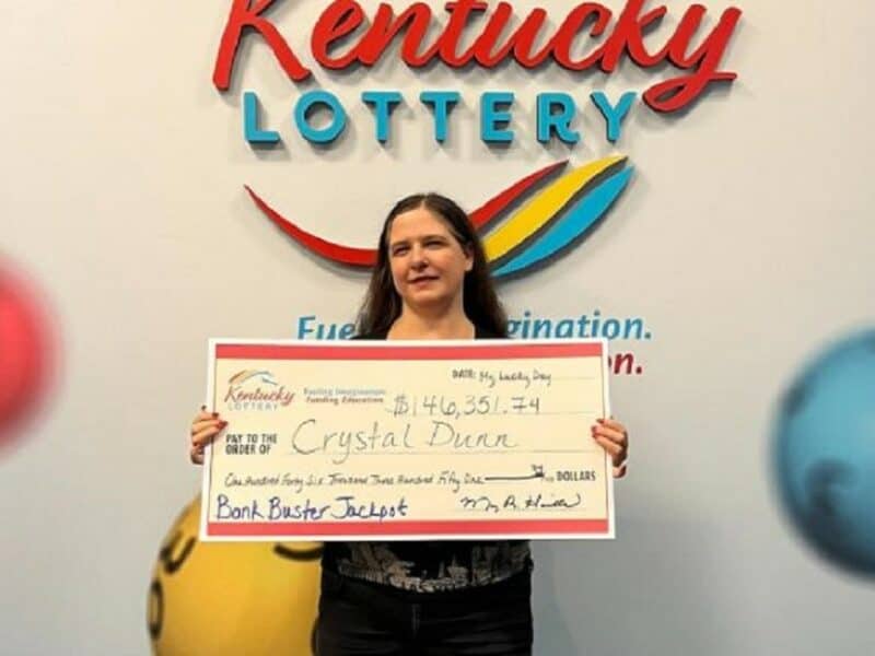 Una mujer gana el bote acumulado de un juego de lotería y comparte parte del premio con desconocidos