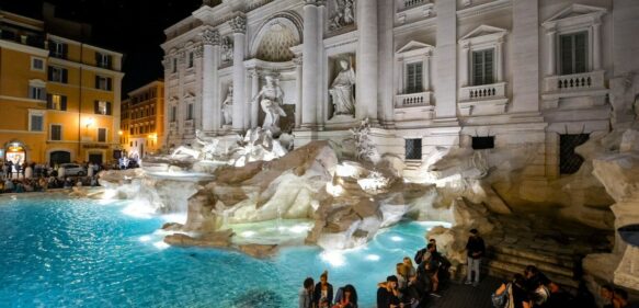 Un hombre se baña en la Fontana de Trevi de Roma, lo multan y a las dos horas regresa y vuelve a bañarse