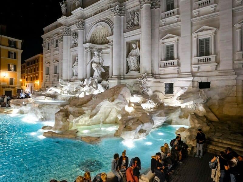 Un hombre se baña en la Fontana de Trevi de Roma, lo multan y a las dos horas regresa y vuelve a bañarse
