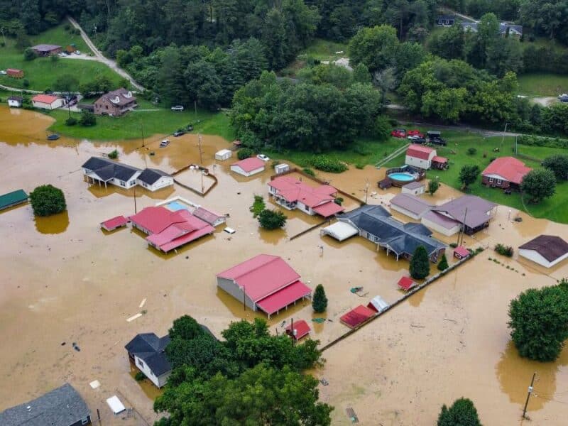 Inundaciones causan al menos 26 muertos en Kentucky, EE.UU.